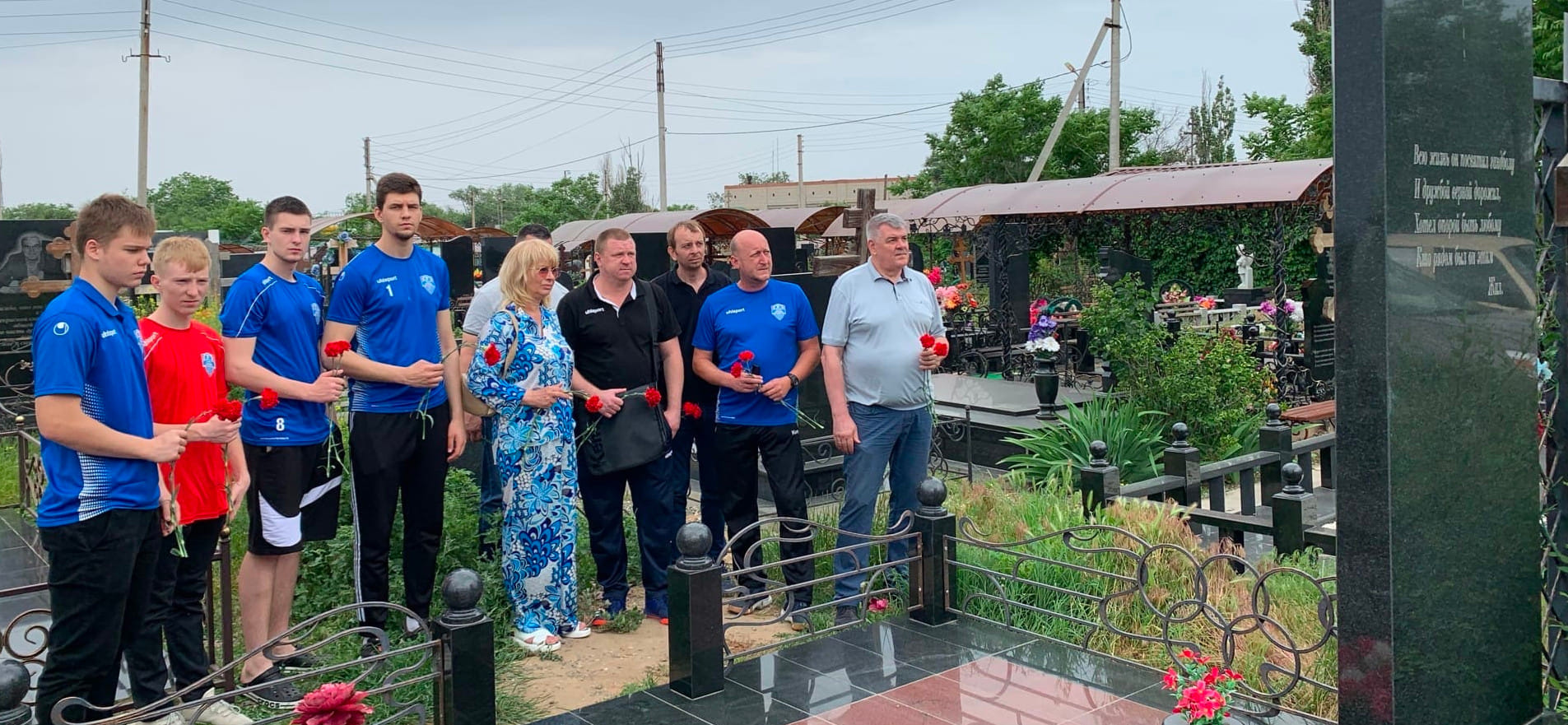 Россия. Игроки и тренеры астраханского "Динамо" почтили память патриарха гандбола в регионе Владимира Александровича Гладченко