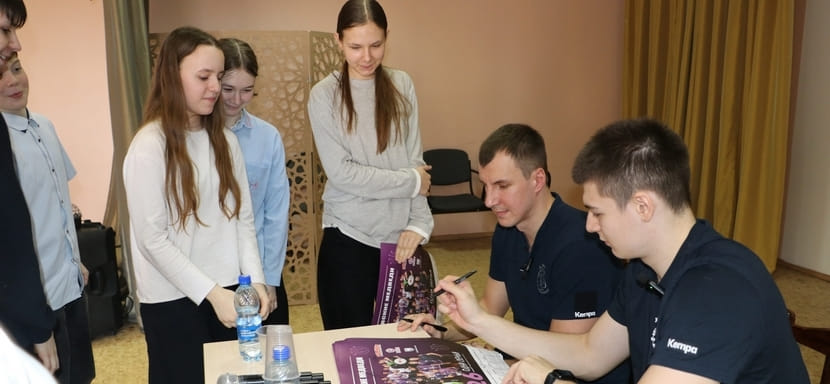 Игроки "Чеховских медведей" посетили городской лицей и провели встречу с учениками