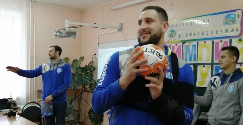 Гандболисты астраханского "Динамо" провели олимпийский урок для учеников школы