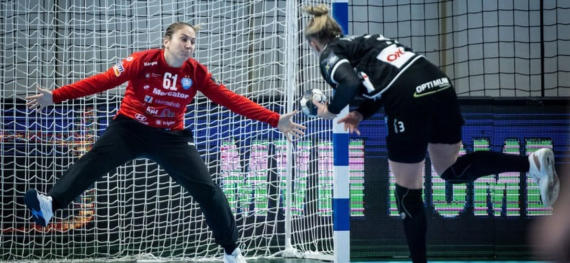 Балканы. Вратарь словенского "Крима" и сборной Сербии Йована Рисович перенесла операцию на правом колене