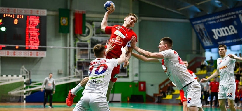 Беларусь. 20-летний правый полусредний Сергей Журов продлил контракт с "Гомелем"