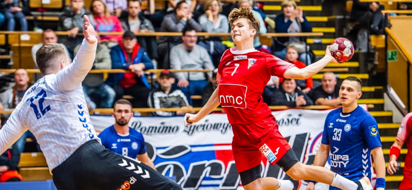 Польша. В заключительной встрече восьмого тура "Гурник" одержал победу над "Заглембе" и вновь сравнялся по очкам с "Азотами"