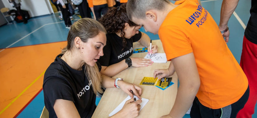 Olimpbet Суперлига. Вратари "Ростова" Виктория Калинина и Анастасия Лагина провели мастер-класс для тридцати третьеклашек школы №115