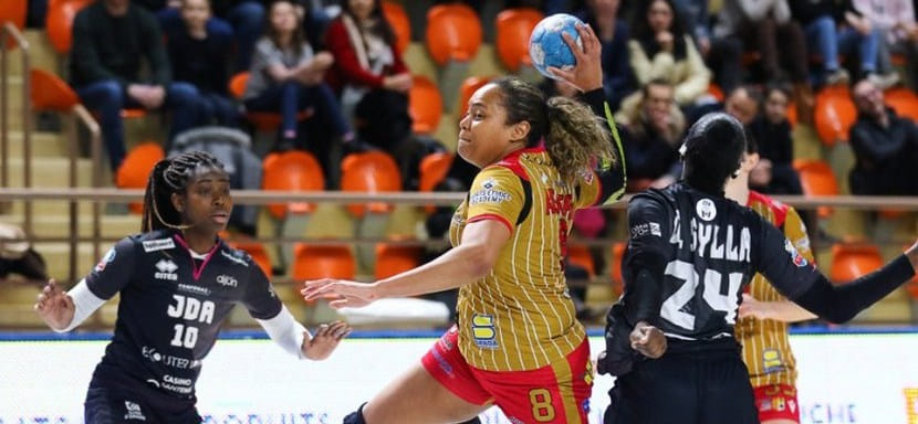 Франция. Полусредняя "Ниццы" Мелисса Агат возвращается во "Флери"