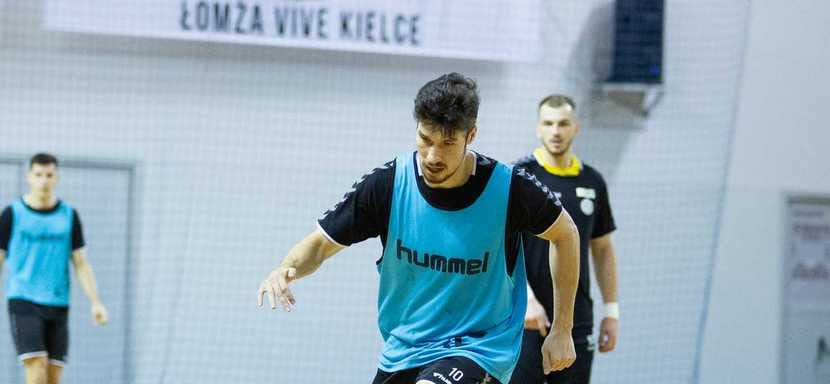 Польша. Правый полусредний сборной Испании Алекс Дуйшебаев назначен капитаном "Кельце". Его ассистенты — Артем Королек и Игор Карачич