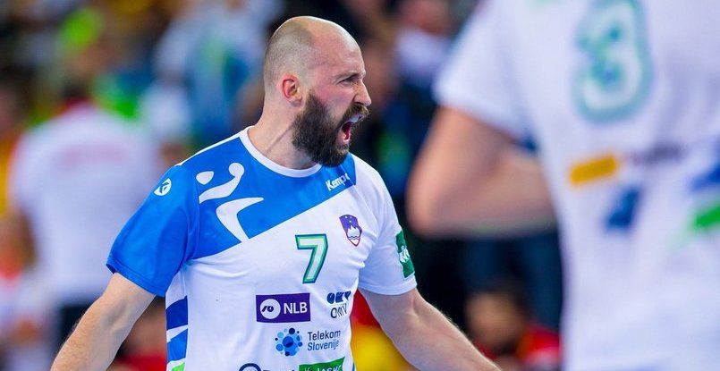 ЧЕ-2020. Правый крайний сборной Словении Вид Кавтичник получил травму в игре со швейцарцами. Для капитана турнир завершен