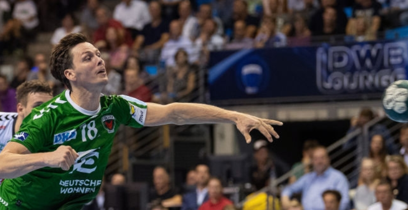 Германия. Правый крайний "Берлина" Ханс Линдберг помог девочке, потерявшей гандбольный мяч