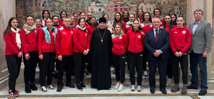 Гандболистки и тренерский штаб женской сборной Беларуси посетили Храм-памятник в честь всех святых в Минске
