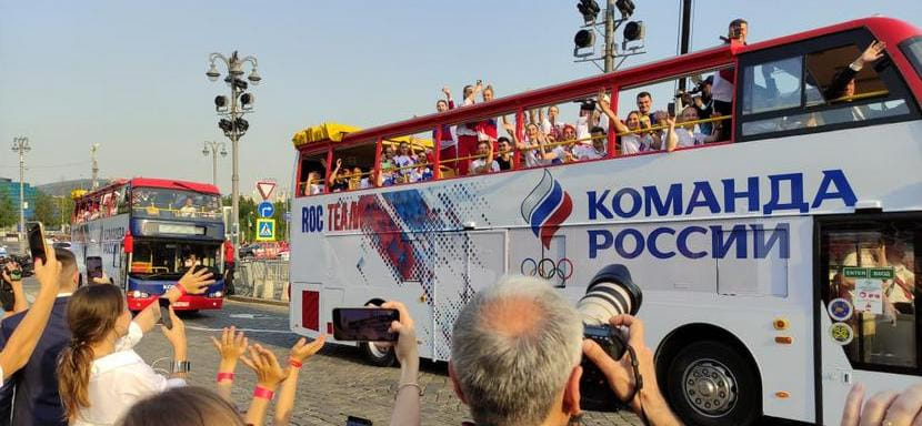 Женская сборная России на Красной площади принимает участие в чествовании олимпийцев, завоевавших медали в Токио (ФОТО)