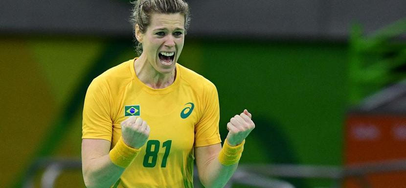 Венгрия. Официально. Чемпионка мира-2013 бразильянка Деонис Фашинелло стала одноклубницей Карины Ежиковой в "Дебрецене"