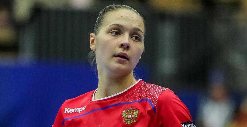 Дарья Дмитриева: "Я практически не выпала из рабочего процесса. Скоро мне уже снимут гипс, я буду стараться как можно быстрее вернуться в строй"