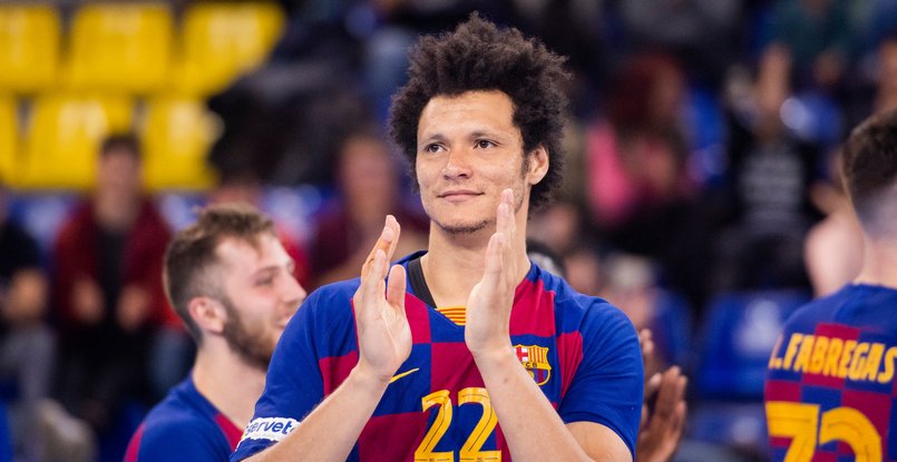 Испания. Бразильский полусредний "Барселоны" Тиагус Петрус заключил новый контракт с клубом. Соглашение рассчитано на три сезона