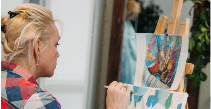 Суперлига. Любовь Коротнева: "С детства хорошо рисовала. Сейчас времени хватает. Я и на гитаре играю, и вяжу, и паззлы собираю"