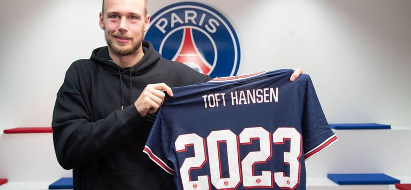 Франция. Опытный датский линейный Хенрик Тофт Хансен пролонгировал контракт с "ПСЖ" вслед за Николой Карабатичем