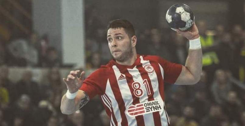 Полусредний "Олимпиакоса" и сборной Беларуси Артур Карвацкий: "Это трудное время, но мы справимся, а для этого нужно оставаться дома" 