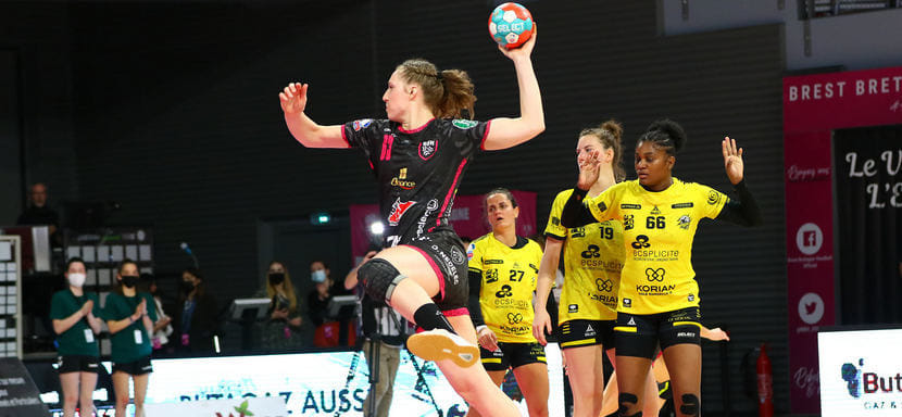 Франция. "Пари-92" после матчей среды вышел на второе место в таблице. "Мец" и "Брест" взяли по три очка