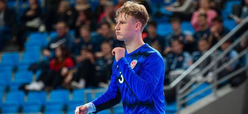 19-летний польский вратарь Павел Кравчик не смог найти клуб на родине. Он перебрался в бундеслигу и стал игроком "Мельзунгена"