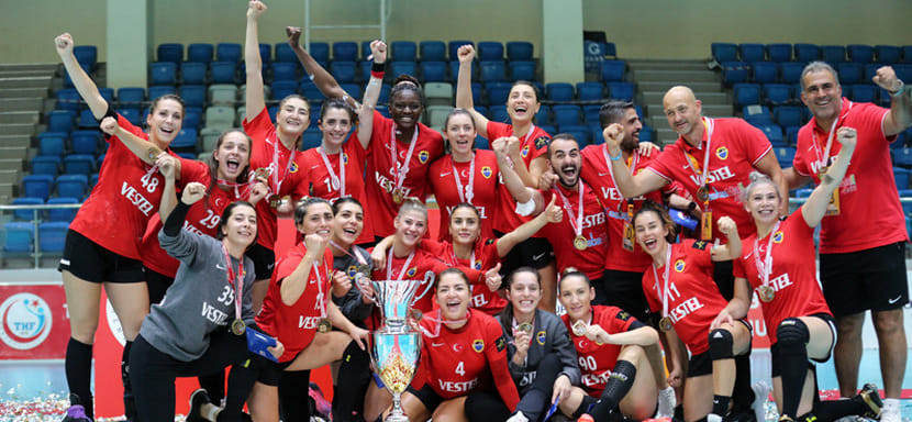 Турция. "Кастамону" выиграл Суперкубок страны. Это первый титул для нового рулевого Костикэ Бучески и легионерок из сборной Черногории