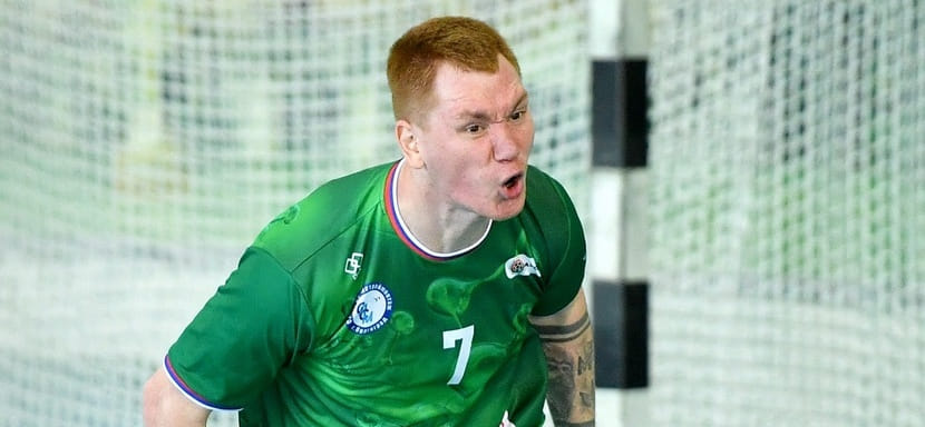 Правый крайний "Каустика" Никита Ларин переходит в "Зенит". Полусредний Виктор Бабкин завершил игровую карьеру