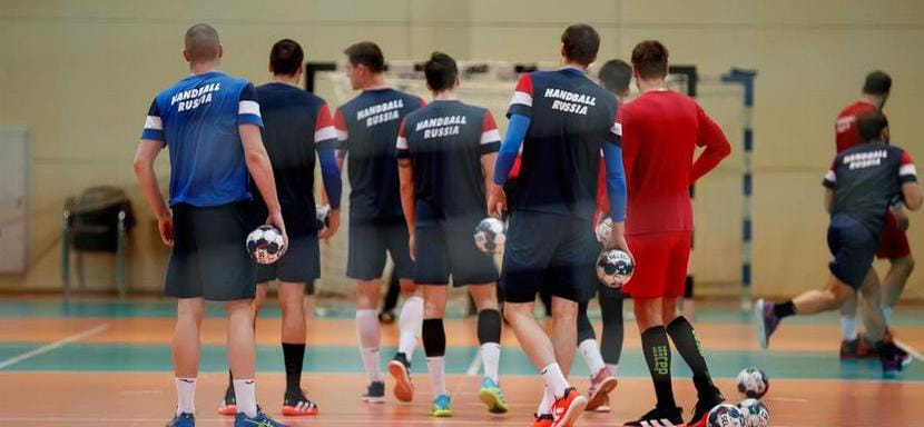 ЧЕ-2022. Сборная России сыграет в Осиеке два спарринга с хорватами, матч с боснийцами отменен. В выездном составе — 16 гандболистов