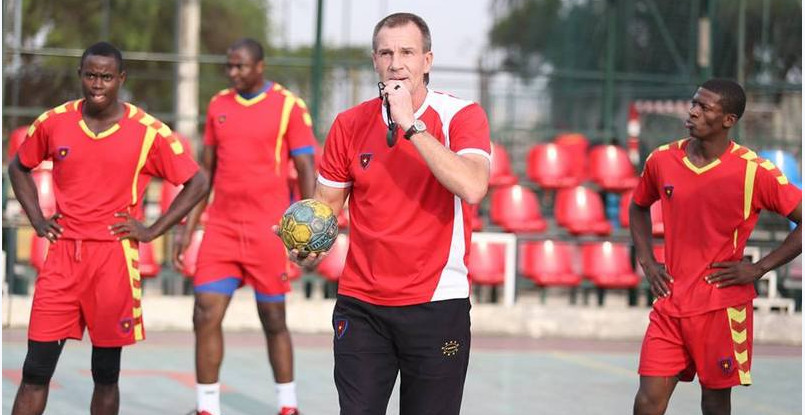 Виктор Чикулаев: "Когда в Анголе приходил домой после тренировок, ступни были сожжены!"