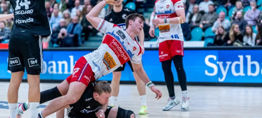 Бундеслига. 22-летний линейный "Колдинга" Стевен Плукнар продолжит карьеру в "Райн Лёвен". Кристьян Хоржен покинет клуб