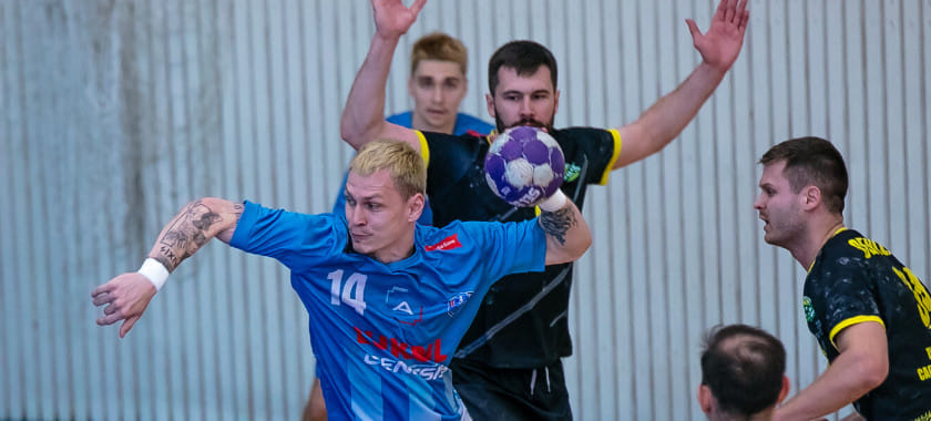 Астраханское "Динамо" в результативном матче в Саратове с разницей два мяча оказалось сильнее местных "аграриев" в Суперлиге