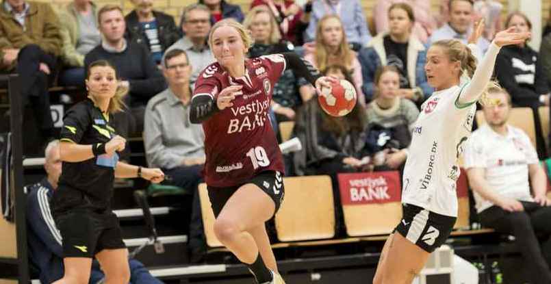 Дания. "Хернинг-Икаст" подписал контракт с правой крайней Хенриетте Хансен