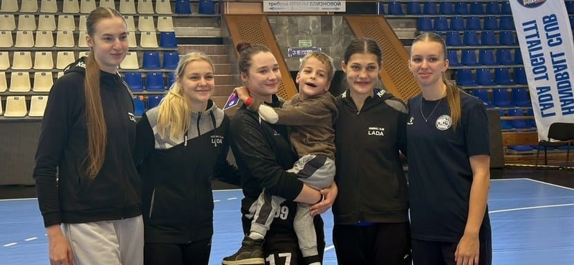 Игроки "Лады" Алиса Дворцевая, Дарья Ерёмина, Ангелина Жукова, Александра Макеева и Мария Шмонина провели мастер-класс для детей