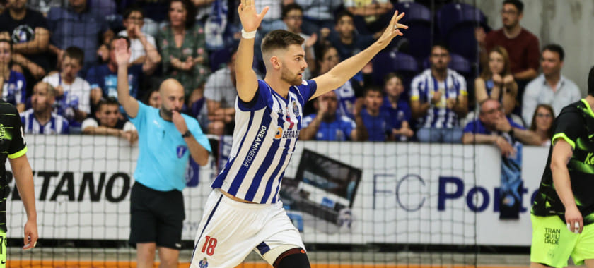 Португалия. "Порту" с минимальной разницей победил "Спортинг" и вышел на первое место. "Бенфика" сыграла вничью с "Белененсешем"