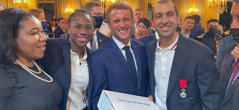 Франция. Капитан "трехцветных" и трехкратный олимпийский чемпион Микаэль Гигу подарил Эмманюэлю Макрону пару кроссовок