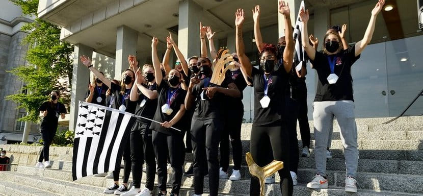 Франция. "Брест" отметил с болельщиками конец яркого сезона, в котором стал чемпионом страны, обладателем Кубка и финалистом Лиги чемпионов (ФОТО)