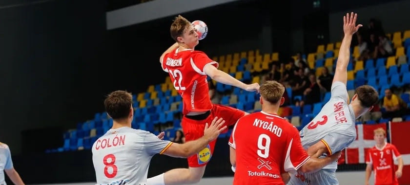 Сборная Испании крупно уступила Словении в 1/4 финала молодёжного чемпионата Европы. Швеция разгромила Францию, немцы проиграли венграм