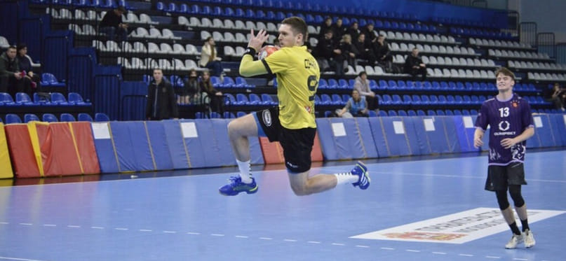 Десять голов Ивана Ерканова не уберегли МССУОР №2 – "Академию" от проигрыша ростовчанам. В лидеры высшей лиги вышел "Скиф"