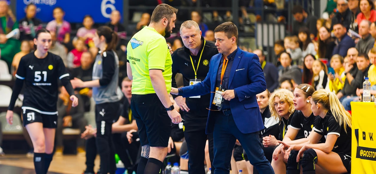 "Если все упали в зону, это не пенальти". Ликбез Олега Тарасикова по правилам гандбола