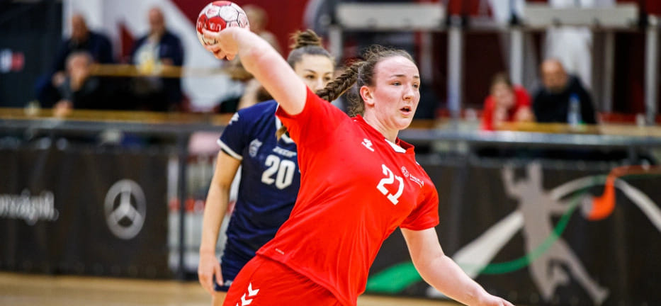 Леа Фараго из "Эстергома" забросила 14 мячей в ворота "Дунауйвароша", преодолев отметку в сто голов за клуб