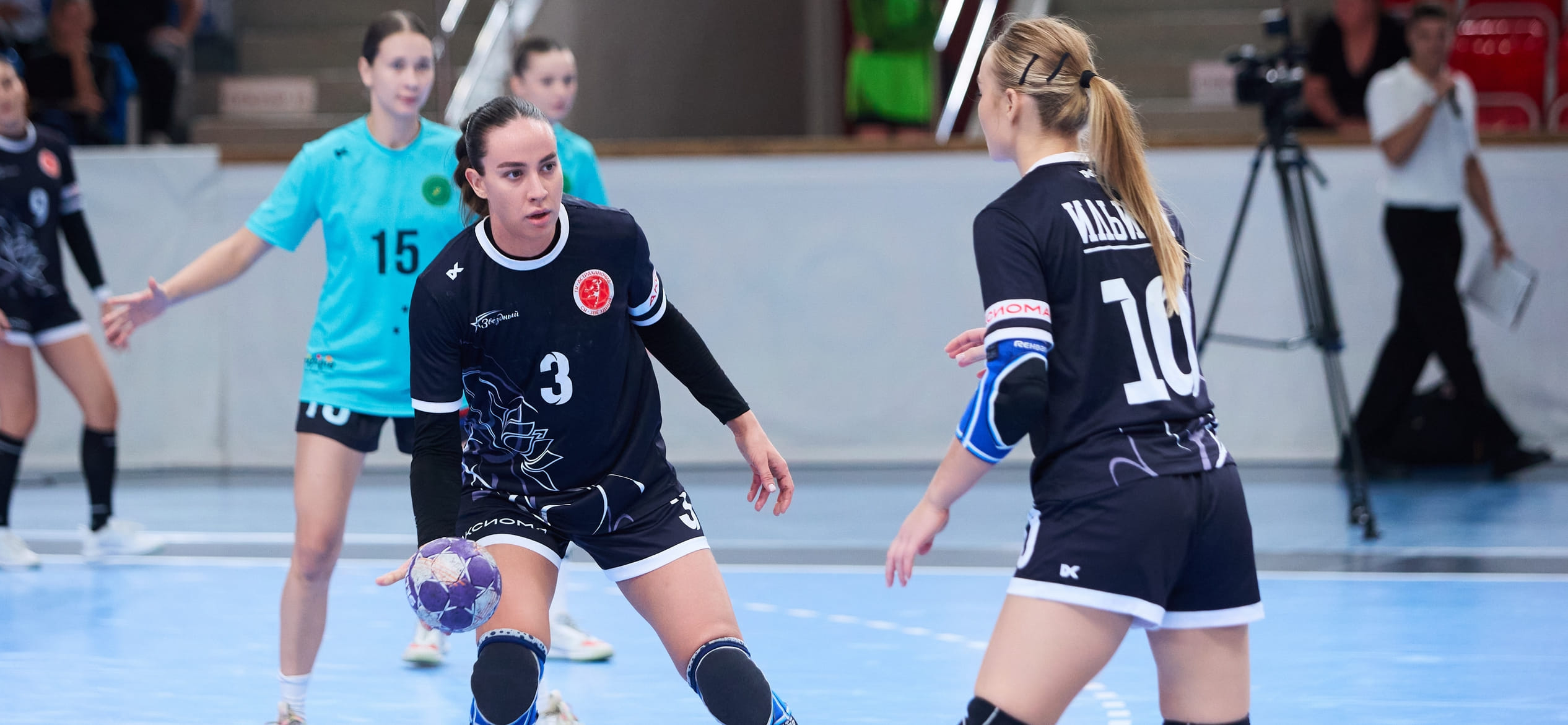 "Астраханочка" дома с преимуществом в 12 мячей разгромила АГУ-"Адыиф" в первом матче 1/4 финала женского Кубка России