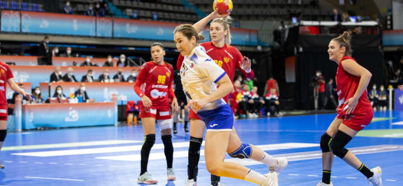 ЧМ-2021. Карина Сабирова о матче с черногорками: "С первых же секунд вышли с огнем в глазах и максимальным настроем, поэтому все получалось"