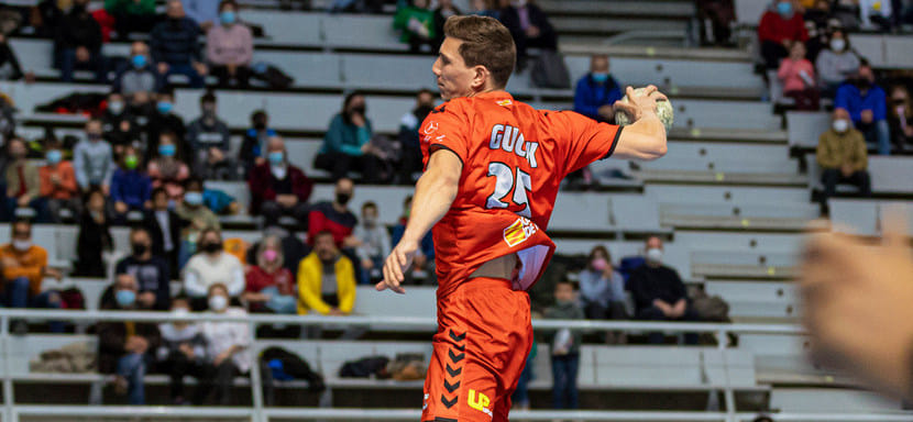 Испания. Словенский полусредний Янез Гучек продолжит защищать цвета "Уэски"