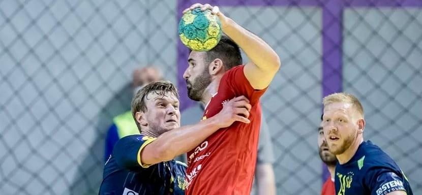 Бухарестское "Динамо" продлило контракт с уроженцем Испании 32-летним правым полусредним Хавьером Уметом