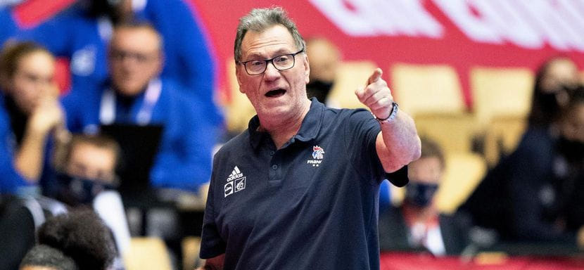 Олимпиада. Оливье Крюмбольц: "Хорошо останавливали Анну Вяхиреву, но в концовке позволили ей многое. Один раз это гол, второй — пенальти"