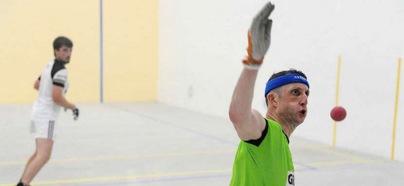 В ряде стран (Ирландия, США) "гандболом" называют совсем другую игру. В ней руками бьют мяч о стену!