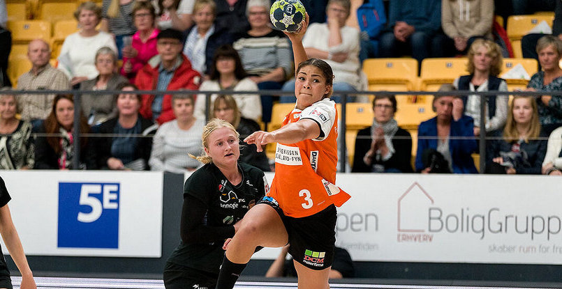 Дания. Левая крайняя "Оденсе" Сузанне Бекхой травмировала колено