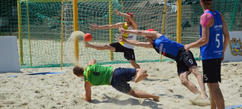 Краснодарская "Академия гандбола" выиграла первенство России U-18 по пляжному гандболу. В финале был обыгран Ставрополь