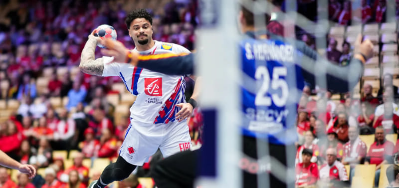 Сборная Испании сенсационно одолела команду Франции и набрала первые очки в основном раунде мужского чемпионата Европы