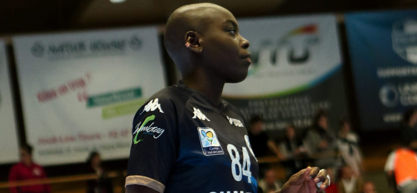 Франция. 25-летняя правая крайняя Мелвин Деба пролонгировала контракт с "Шамбре"