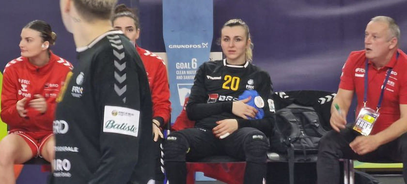 ЧЕ-2022. Голкипер сборной Румынии Юлия Думанска продолжит играть на турнире после столкновения со штангой