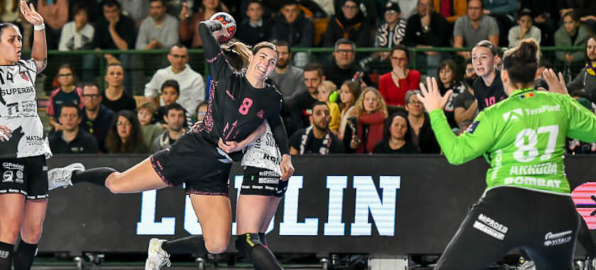 Разыгрывающая сборной Швеции Карин Стрёмберг из обанкротившегося "Кристиансанда" продолжит карьеру в "Шамбре"