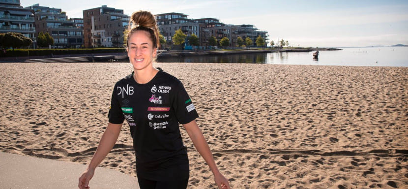 Норвегия. "Кристиансанд" провел необычную фотосессию перед стартом сезона. Гандболисткам пришлось окунуться в бассейн