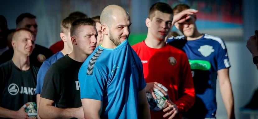 Сборная Беларуси продолжает подготовку к спаррингам с россиянами. Команда под управлением Велимира Петковича прибыла в Минск